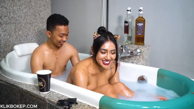 Bokep Indo Melly3gp Konten Mandi Bareng Dibathub